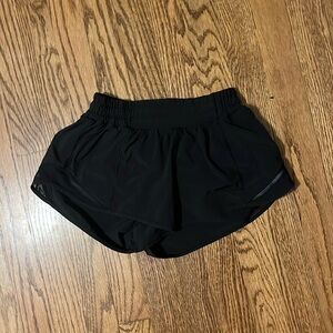 black size 2 low rise lululemon 2.5 hotty hot shorts